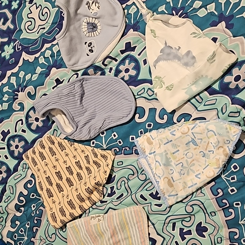 Baby bibs n hat